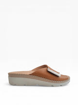 La Plume Agua Comfort slide sandal for women in tan leather, featuring a sleek design and comfortable fit.